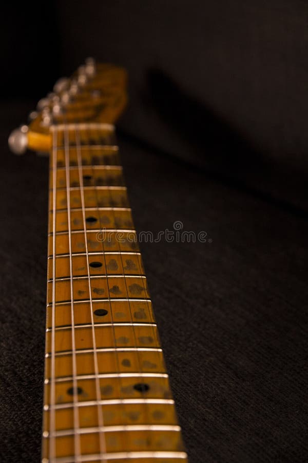 Ciérrese para arriba de la manija de la guitarra eléctrica con llaves afilada con piedra y pelada de uso foto de archivo libre de regalías Ciérrese para arriba de la manija de la guitarra eléctrica con llaves afilada con piedra y pelada de uso foto de archivo libre de regalías