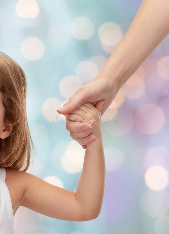 Ciérrese para arriba de la mujer y de la niña que llevan a cabo las manos imágenes de archivo libres de regalías Ciérrese para arriba de la mujer y de la niña que llevan a cabo las manos imágenes de archivo libres de regalías