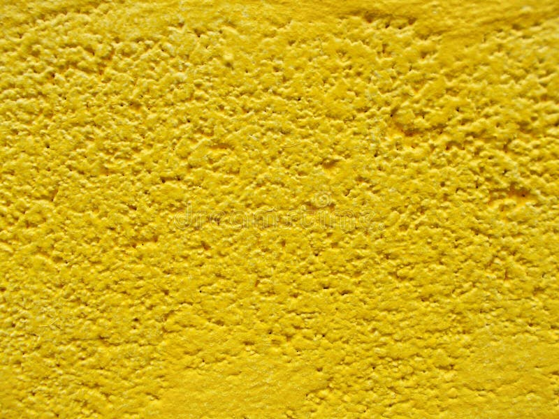 Ciérrese para arriba de la pared del cemento en fondos coloreados amarillos imagen de archivo libre de regalías Ciérrese para arriba de la pared del cemento en fondos coloreados amarillos imagen de archivo libre de regalías