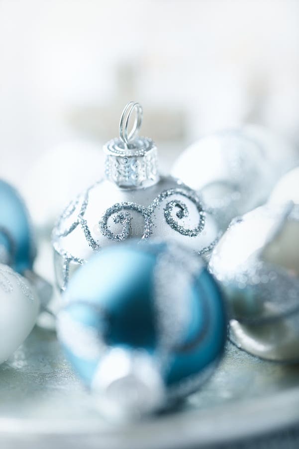 Ciérrese para arriba de la plata y de las bolas azules de la Navidad fotos de archivo Ciérrese para arriba de la plata y de las bolas azules de la Navidad fotos de archivo