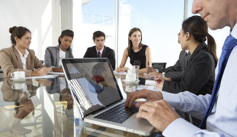 Ciérrese para arriba de la reunión del Consejo de Using Laptop During del hombre de negocios alrededor imagenes de archivo Ciérrese para arriba de la reunión del Consejo de Using Laptop During del hombre de negocios alrededor imagenes de archivo
