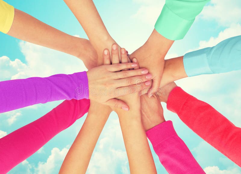 Ciérrese para arriba de las manos de las mujeres en el top en ropa del arco iris imagen de archivo Ciérrese para arriba de las manos de las mujeres en el top en ropa del arco iris imagen de archivo