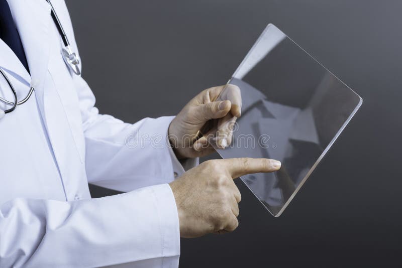 Ciérrese para arriba de las manos de los doctores que sostienen el vidrio médico imágenes de archivo libres de regalías Ciérrese para arriba de las manos de los doctores que sostienen el vidrio médico imágenes de archivo libres de regalías