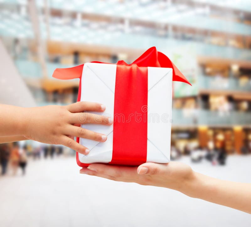 Ciérrese para arriba de las manos del niño y de la madre con la caja de regalo fotos de archivo Ciérrese para arriba de las manos del niño y de la madre con la caja de regalo fotos de archivo