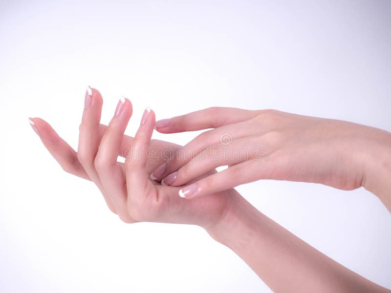 Ciérrese para arriba de las manos hermosas de la mujer Concepto del balneario y de la manicura Manos femeninas con la manicura fr fotografía de archivo libre de regalías Ciérrese para arriba de las manos hermosas de la mujer Concepto del balneario y de la manicura Manos femeninas con la manicura fr fotografía de archivo libre de regalías