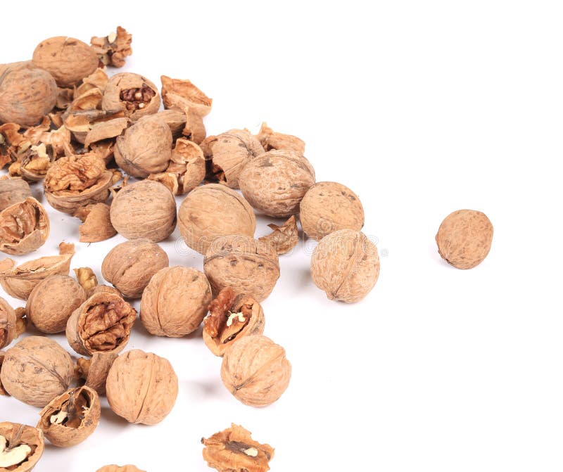 Ciérrese para arriba de las nueces enteras y agrietadas imagen de archivo libre de regalías Ciérrese para arriba de las nueces enteras y agrietadas imagen de archivo libre de regalías