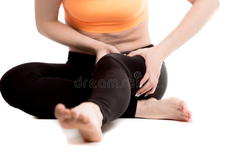 Ciérrese para arriba de las piernas femeninas, muchacha que da masajes al muslo dolorido imagen de archivo Ciérrese para arriba de las piernas femeninas, muchacha que da masajes al muslo dolorido imagen de archivo