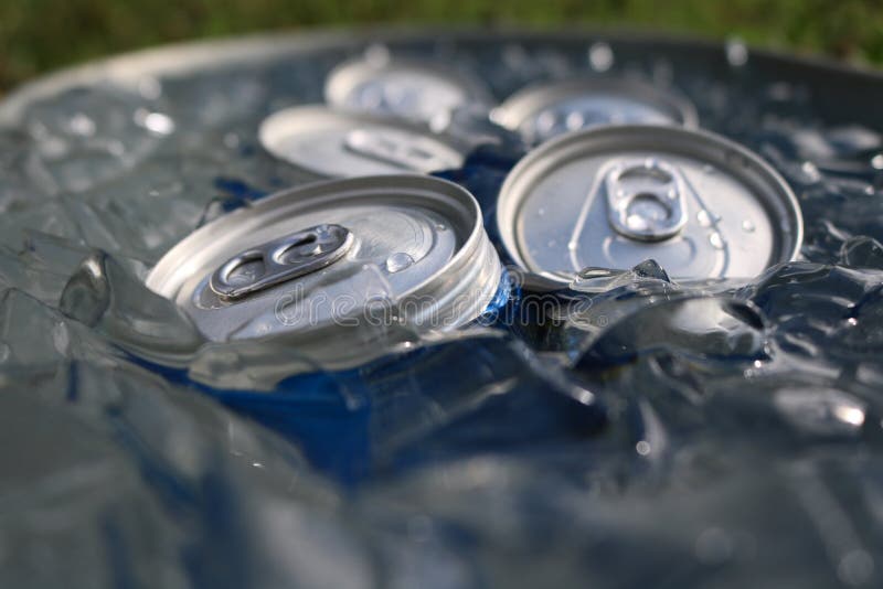 Ciérrese para arriba de latas en hielo fotografía de archivo Ciérrese para arriba de latas en hielo fotografía de archivo