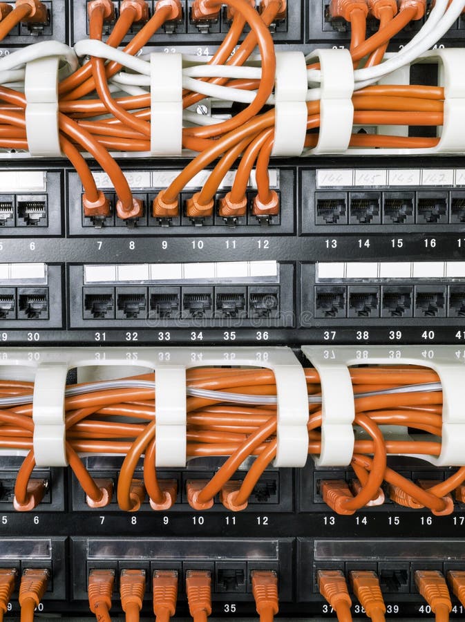 Ciérrese para arriba de los cables amarillos de la red conectados con el interruptor imagen de archivo libre de regalías Ciérrese para arriba de los cables amarillos de la red conectados con el interruptor imagen de archivo libre de regalías