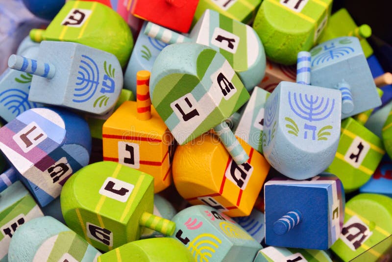 Ciérrese para arriba de los dreidels de hanukkah Ciérrese para arriba de los dreidels de hanukkah