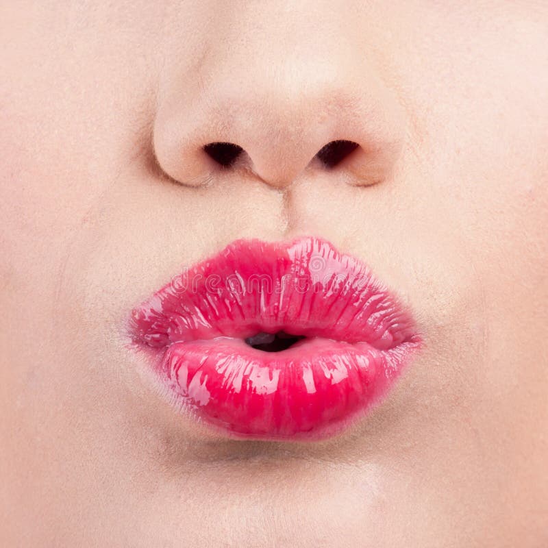 Ciérrese para arriba de los labios que ponen mala cara de la mujer con el lápiz labial imagen de archivo Ciérrese para arriba de los labios que ponen mala cara de la mujer con el lápiz labial imagen de archivo