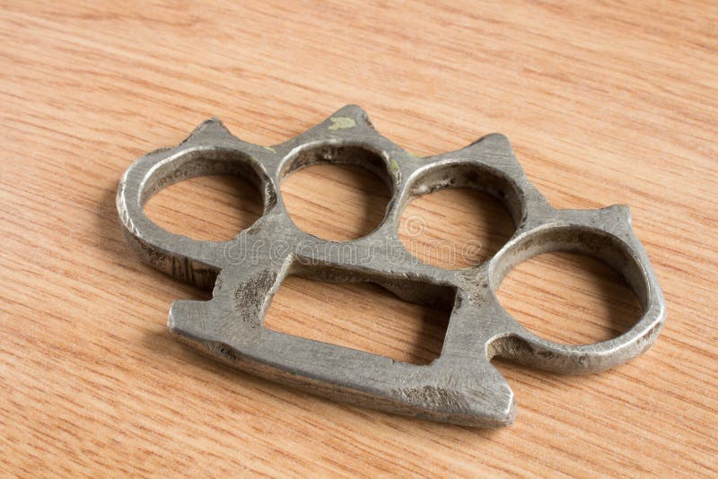 Ciérrese Para Arriba De Los Nudillos De Un Hierro Foto de archivo