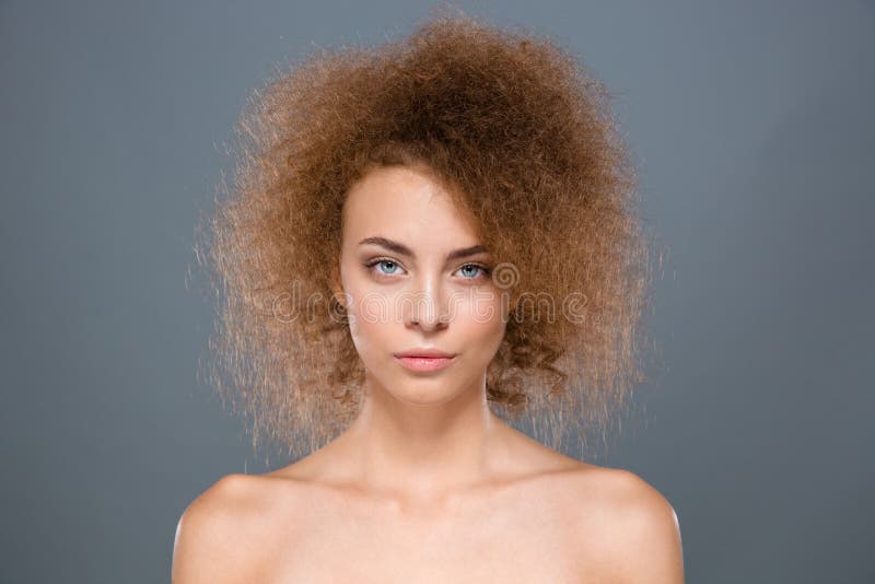 Ciérrese para arriba de modelo de moda femenino atractivo con el pelo rizado imágenes de archivo libres de regalías Ciérrese para arriba de modelo de moda femenino atractivo con el pelo rizado imágenes de archivo libres de regalías