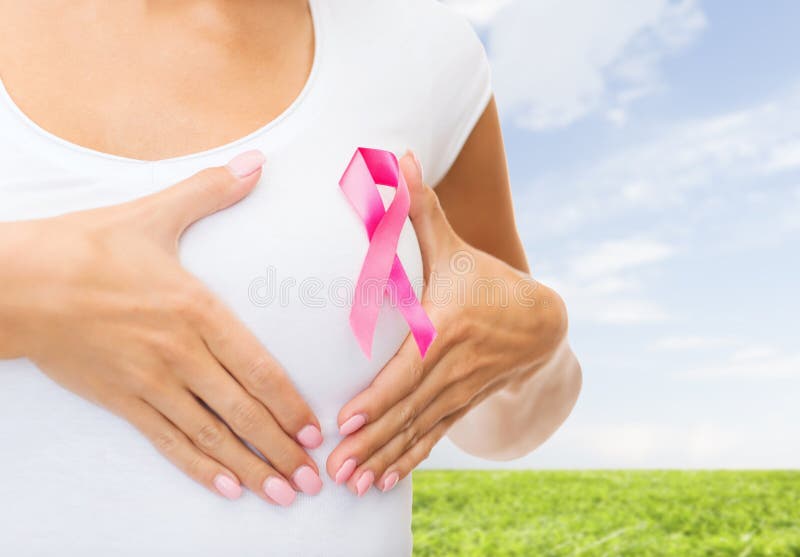 Ciérrese para arriba de mujer con la cinta de la conciencia del cáncer foto de archivo Ciérrese para arriba de mujer con la cinta de la conciencia del cáncer foto de archivo