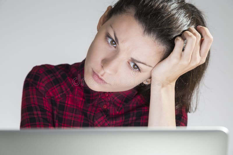 Ciérrese para arriba de mujer joven centrada linda imágenes de archivo libres de regalías Ciérrese para arriba de mujer joven centrada linda imágenes de archivo libres de regalías