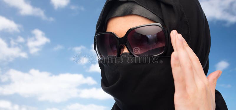 Ciérrese para arriba de mujer musulmán en hijab y gafas de sol imagen de archivo libre de regalías Ciérrese para arriba de mujer musulmán en hijab y gafas de sol imagen de archivo libre de regalías