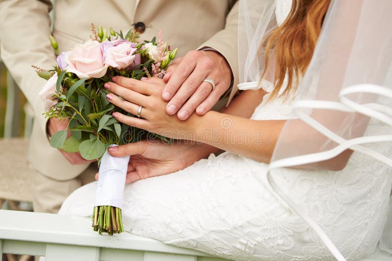 Ciérrese para arriba de pares en la boda que lleva a cabo las manos fotografía de archivo
