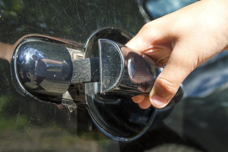 Ciérrese para arriba de puerta de coche humana de la abertura de la mano del niño fotografía de archivo libre de regalías Ciérrese para arriba de puerta de coche humana de la abertura de la mano del niño fotografía de archivo libre de regalías