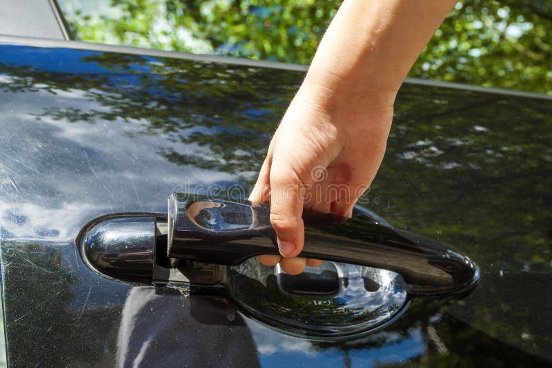 Ciérrese para arriba de puerta de coche humana de la abertura de la mano del niño imágenes de archivo libres de regalías Ciérrese para arriba de puerta de coche humana de la abertura de la mano del niño imágenes de archivo libres de regalías