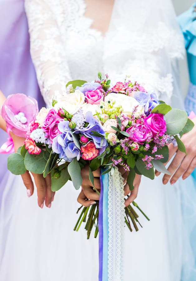 Ciérrese para arriba de ramo de la novia y de las damas de honor foto de archivo Ciérrese para arriba de ramo de la novia y de las damas de honor foto de archivo