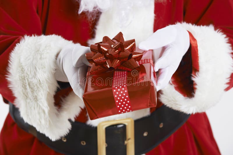 Ciérrese para arriba de Santa Claus Holding Gift Wrapped Present fotografía de archivo Ciérrese para arriba de Santa Claus Holding Gift Wrapped Present fotografía de archivo