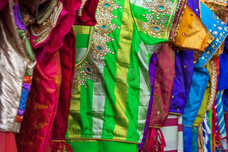Ciérrese para arriba de saris indias bordadas coloridas tradicionales imagenes de archivo Ciérrese para arriba de saris indias bordadas coloridas tradicionales imagenes de archivo