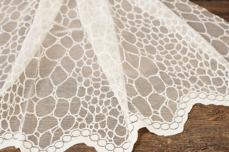 Ciérrese para arriba de Tulle blanca hermosa Muestra escarpada de la tela de las cortinas Textura, fondo, modelo Concepto de la b imagenes de archivo Ciérrese para arriba de Tulle blanca hermosa Muestra escarpada de la tela de las cortinas Textura, fondo, modelo Concepto de la b imagenes de archivo