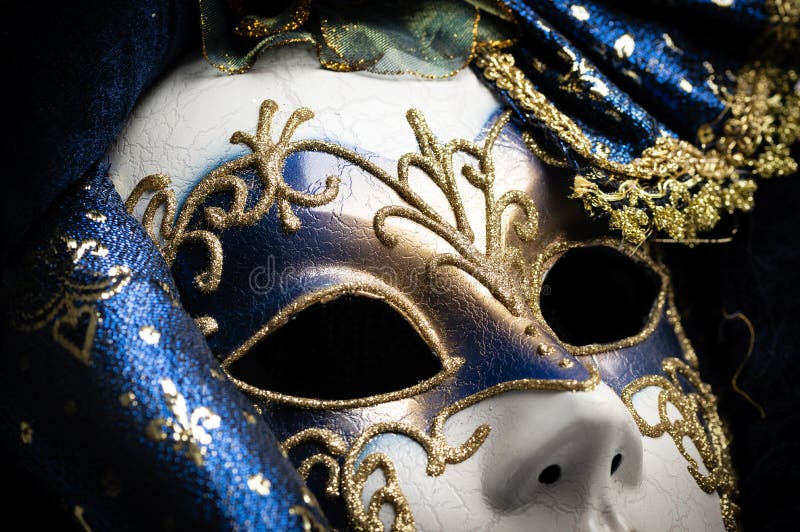 Ciérrese para arriba de un azul con la máscara veneciana tradicional elegante del oro sobre el fondo blanco fotografía de archivo libre de regalías Ciérrese para arriba de un azul con la máscara veneciana tradicional elegante del oro sobre el fondo blanco fotografía de archivo libre de regalías