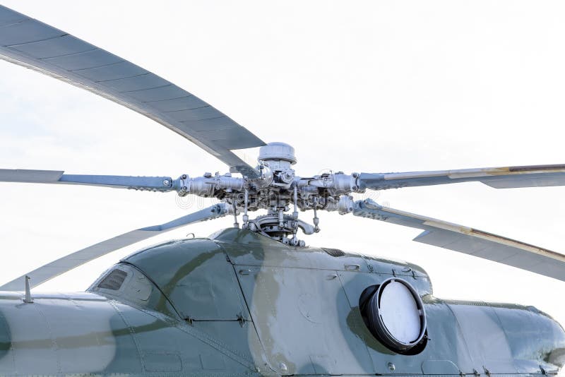 Ciérrese para arriba de un eje y de las cuchillas del rotor del helicóptero fotos de archivo Ciérrese para arriba de un eje y de las cuchillas del rotor del helicóptero fotos de archivo