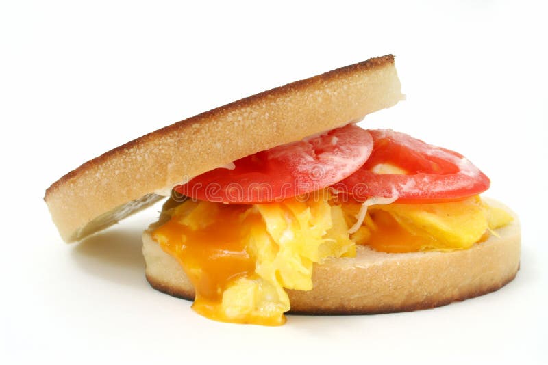 Ciérrese para arriba de un emparedado del huevo revuelto y del queso fotografía de archivo Ciérrese para arriba de un emparedado del huevo revuelto y del queso fotografía de archivo