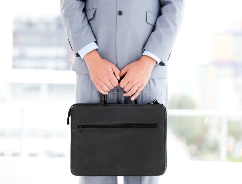 Ciérrese para arriba de un hombre de negocios que sostiene una cartera fotografía de archivo Ciérrese para arriba de un hombre de negocios que sostiene una cartera fotografía de archivo