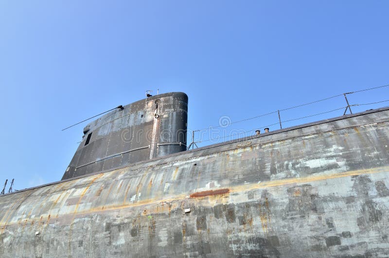 Ciérrese para arriba de un submarino nuclear viejo imágenes de archivo libres de regalías Ciérrese para arriba de un submarino nuclear viejo imágenes de archivo libres de regalías