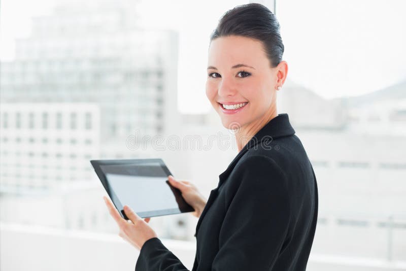 Ciérrese para arriba de una empresaria elegante con la tableta fotos de archivo Ciérrese para arriba de una empresaria elegante con la tableta fotos de archivo