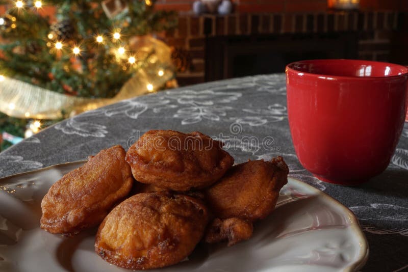Ciérrese para arriba de una placa de cerámica preciosa con dulces del bilharaco, pasteles portugueses tradicionales de la Navidad fotografía de archivo libre de regalías Ciérrese para arriba de una placa de cerámica preciosa con dulces del bilharaco, pasteles portugueses tradicionales de la Navidad fotografía de archivo libre de regalías