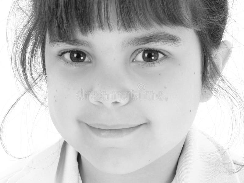 Ciérrese para arriba de vieja muchacha de cinco años hermosa en blanco y negro fotografía de archivo libre de regalías