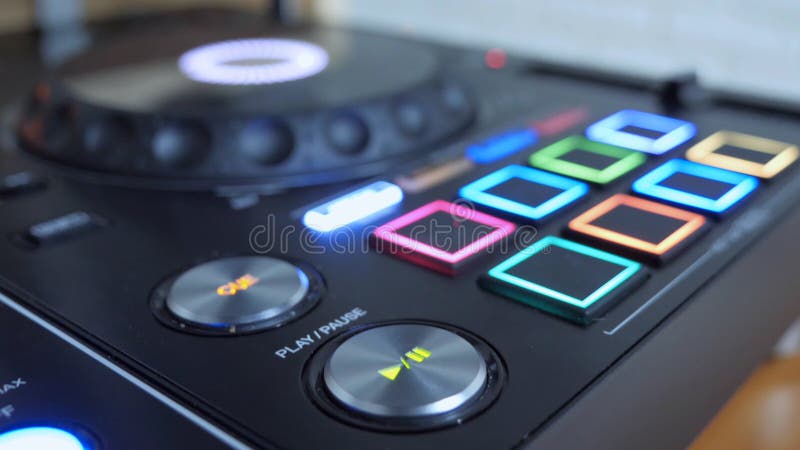 Ciérrese para arriba del botón de reproducción del instrumento de DJ con Drumpad imagen de archivo libre de regalías Ciérrese para arriba del botón de reproducción del instrumento de DJ con Drumpad imagen de archivo libre de regalías