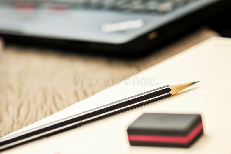 Ciérrese para arriba del cuaderno con el lápiz y el borrador en el top foto de archivo libre de regalías Ciérrese para arriba del cuaderno con el lápiz y el borrador en el top foto de archivo libre de regalías