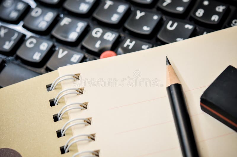 Ciérrese para arriba del cuaderno con el lápiz y el borrador en el top fotografía de archivo libre de regalías Ciérrese para arriba del cuaderno con el lápiz y el borrador en el top fotografía de archivo libre de regalías
