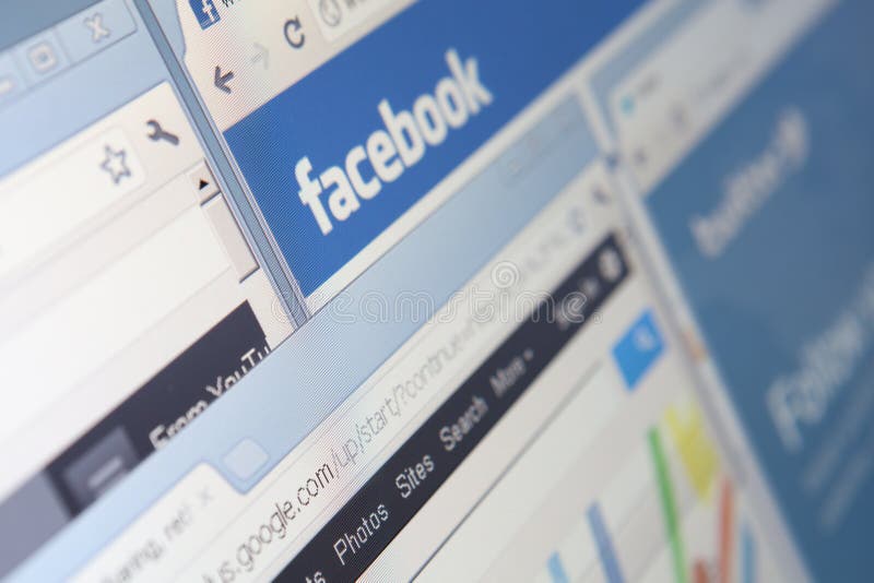 Ciérrese para arriba del facebook y del otro tiro de pantalla de las ventanas fotografía de archivo Ciérrese para arriba del facebook y del otro tiro de pantalla de las ventanas fotografía de archivo