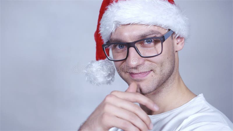 Ciérrese para arriba del hombre alegre hermoso de la Navidad que presenta en estudio
