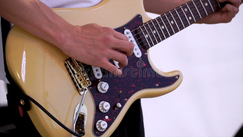 Ciérrese para arriba del hombre que toca la guitarra acústica amplificada clip Opinión del primer de la mano que toca la guitarra fotos de archivo libres de regalías Ciérrese para arriba del hombre que toca la guitarra acústica amplificada clip Opinión del primer de la mano que toca la guitarra fotos de archivo libres de regalías
