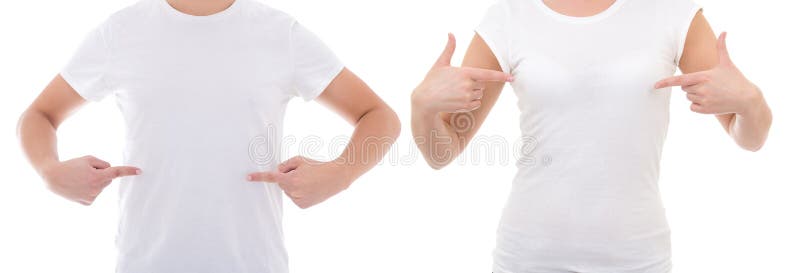 Ciérrese para arriba del hombre y de la mujer que muestran las camisetas en blanco aisladas en whi fotos de archivo libres de regalías Ciérrese para arriba del hombre y de la mujer que muestran las camisetas en blanco aisladas en whi fotos de archivo libres de regalías