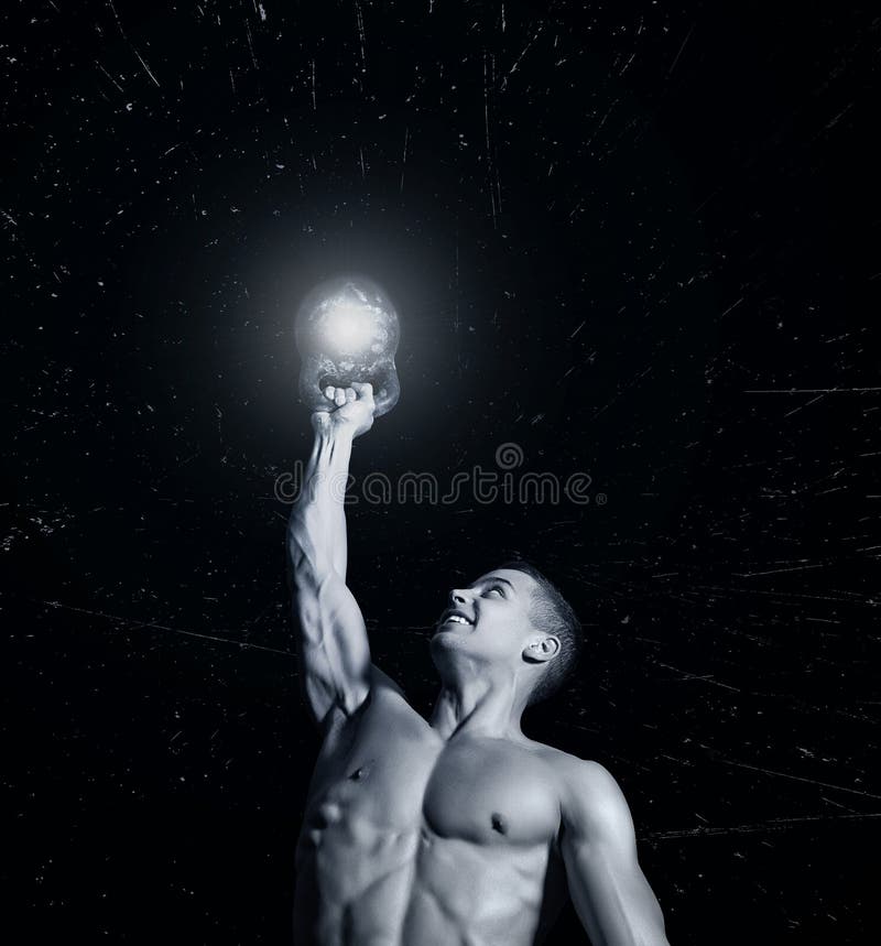 Ciérrese para arriba del individuo muscular del culturista que hace ejercicios con los pesos sobre fondo negro imagen de archivo libre de regalías Ciérrese para arriba del individuo muscular del culturista que hace ejercicios con los pesos sobre fondo negro imagen de archivo libre de regalías