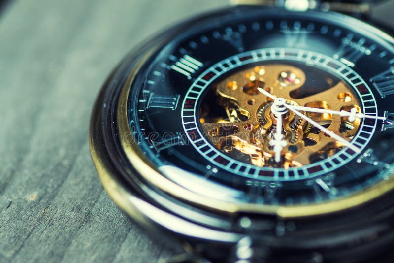 Ciérrese para arriba del reloj de bolsillo de la vendimia imágenes de archivo libres de regalías Ciérrese para arriba del reloj de bolsillo de la vendimia imágenes de archivo libres de regalías