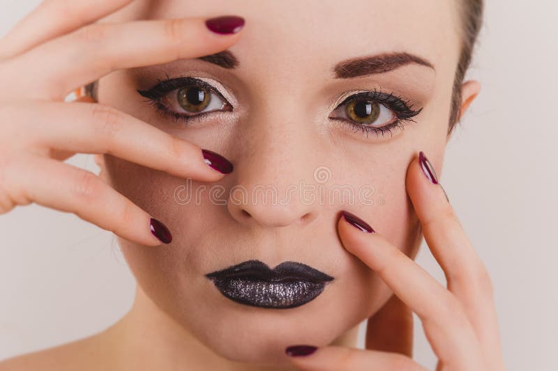 Ciérrese para arriba del retrato hermoso de la cara de la mujer con maquillaje de la malla fotografía de archivo Ciérrese para arriba del retrato hermoso de la cara de la mujer con maquillaje de la malla fotografía de archivo