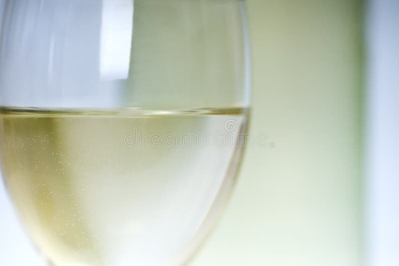 Ciérrese para arriba del vino blanco en vidrio fotografía de archivo Ciérrese para arriba del vino blanco en vidrio fotografía de archivo