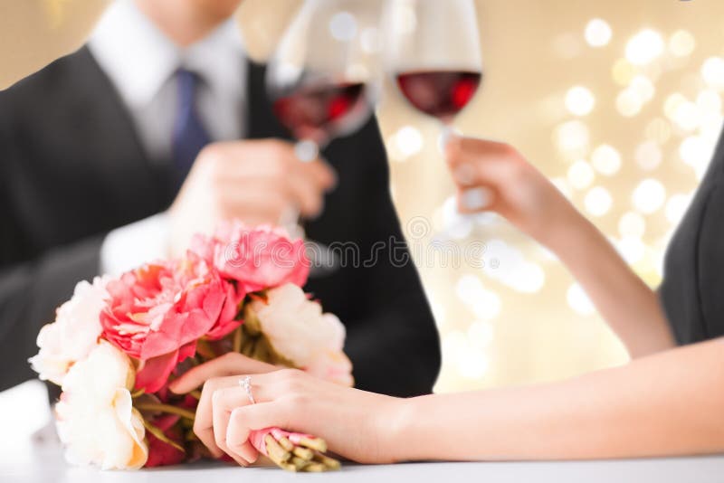 Ciérrese para arriba del vino tinto de consumición dedicado de los pares imagen de archivo libre de regalías Ciérrese para arriba del vino tinto de consumición dedicado de los pares imagen de archivo libre de regalías