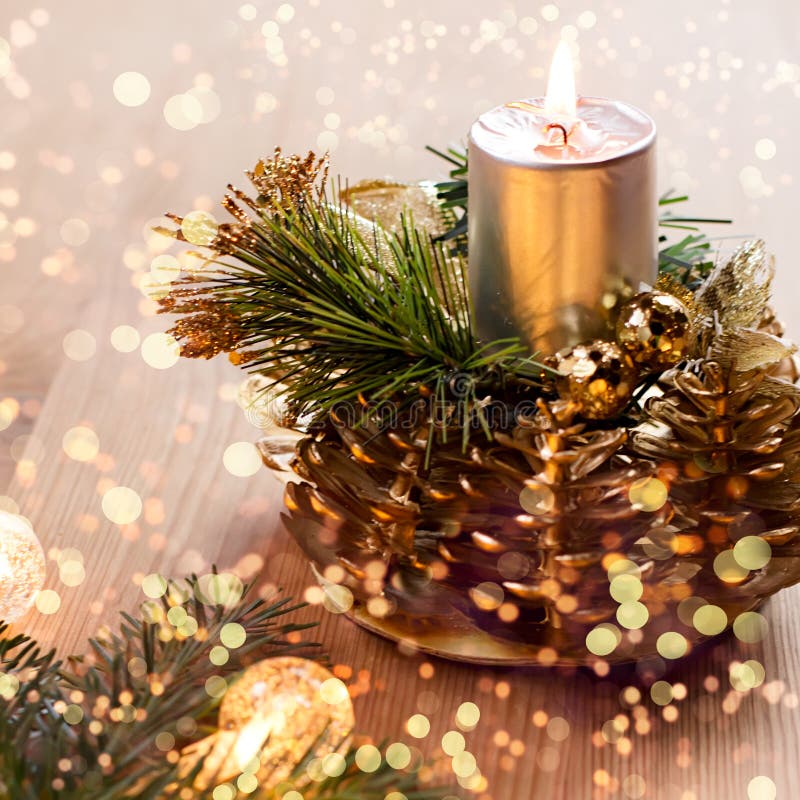 Ciérrese para arriba del árbol de navidad con las luces, la vela y las decoraciones Copie el espacio foto de archivo libre de regalías Ciérrese para arriba del árbol de navidad con las luces, la vela y las decoraciones Copie el espacio foto de archivo libre de regalías