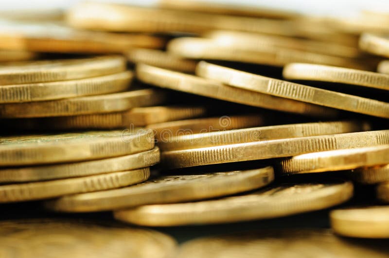 Ciérrese para arriba en los bordes de las monedas de oro apiladas imagen de archivo
