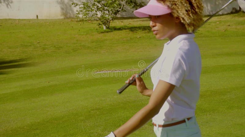 Ciérrese para arriba en mujer que camina en el campo de golf